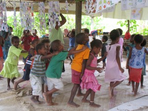 Pikinini (children) running in a line